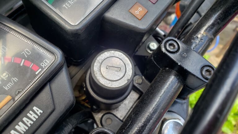 粉状潤滑剤使用前に試して! 回りにくい鍵穴はまず掃除しよう【旧車に効果てきめん】|粉状潤滑剤使用前に試して! 回りづらい鍵穴はまず掃除しよう【旧車に効果てきめん】