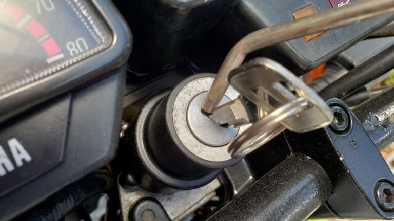 粉状潤滑剤使用前に試して! 回りにくい鍵穴はまず掃除しよう【旧車に効果てきめん】|粉状潤滑剤使用前に試して! 回りづらい鍵穴はまず掃除しよう【旧車に効果てきめん】