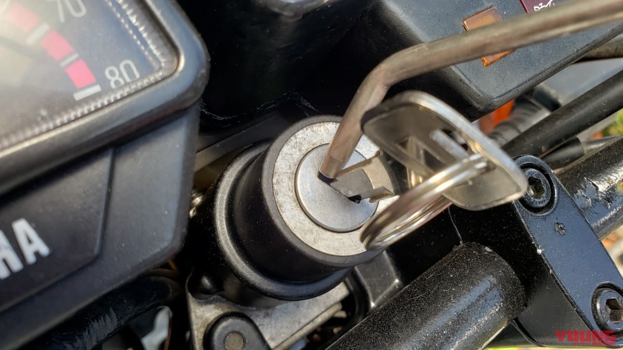 粉状潤滑剤使用前に試して! 回りにくい鍵穴はまず掃除しよう【旧車に効果てきめん】|粉状潤滑剤使用前に試して! 回りづらい鍵穴はまず掃除しよう【旧車に効果てきめん】