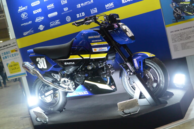 HRC GROM CUP参戦用のコンプリートマシン|伝説のマフラー”モリワキ フォーサイト”の復活と歴史的モデル群【当時のレースマシンも登場】