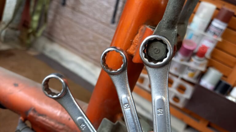 ボルトやナット締め付けでもう迷わない! 便利すぎる「ユニバーサル板ラチェット」は一本持っておくべき【バイク整備ビギナーズ】|ボルト/ナット締め付けでもう迷わない! 便利すぎる「ユニバーサル板ラチェット」は一本持っておきたい工具だ【バイク整備ビギナーズ】