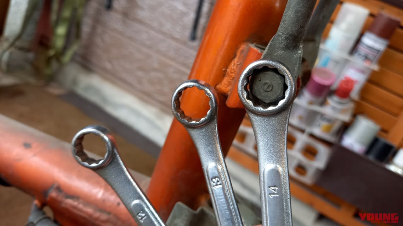 ボルトやナット締め付けでもう迷わない! 便利すぎる「ユニバーサル板ラチェット」は一本持っておくべき【バイク整備ビギナーズ】|ボルト/ナット締め付けでもう迷わない! 便利すぎる「ユニバーサル板ラチェット」は一本持っておきたい工具だ【バイク整備ビギナーズ】