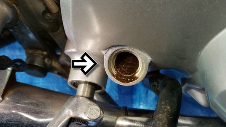 バイクの疑問を体当たり実験! スーパーカブにエンジンオイルを通常の3倍いれてみた