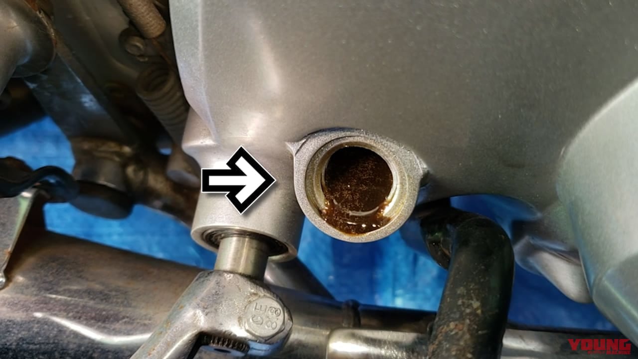 バイクの疑問を体当たり実験! スーパーカブにエンジンオイルを通常の3倍いれてみた|エンジンオイル入れすぎってホントにダメ? スーパーカブに通常の3倍いれて実験してみた【試すなキケン】