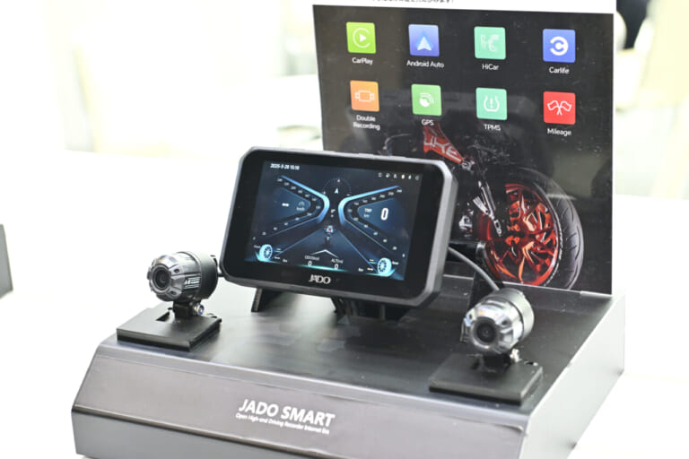 スマートライドディスプレイ|カスタム・ジャパン|2万円切りのスマートモニター?! エンジン始動可能なモバイルバッテリーも! 東京MCショーで見つけたアイテム4選!