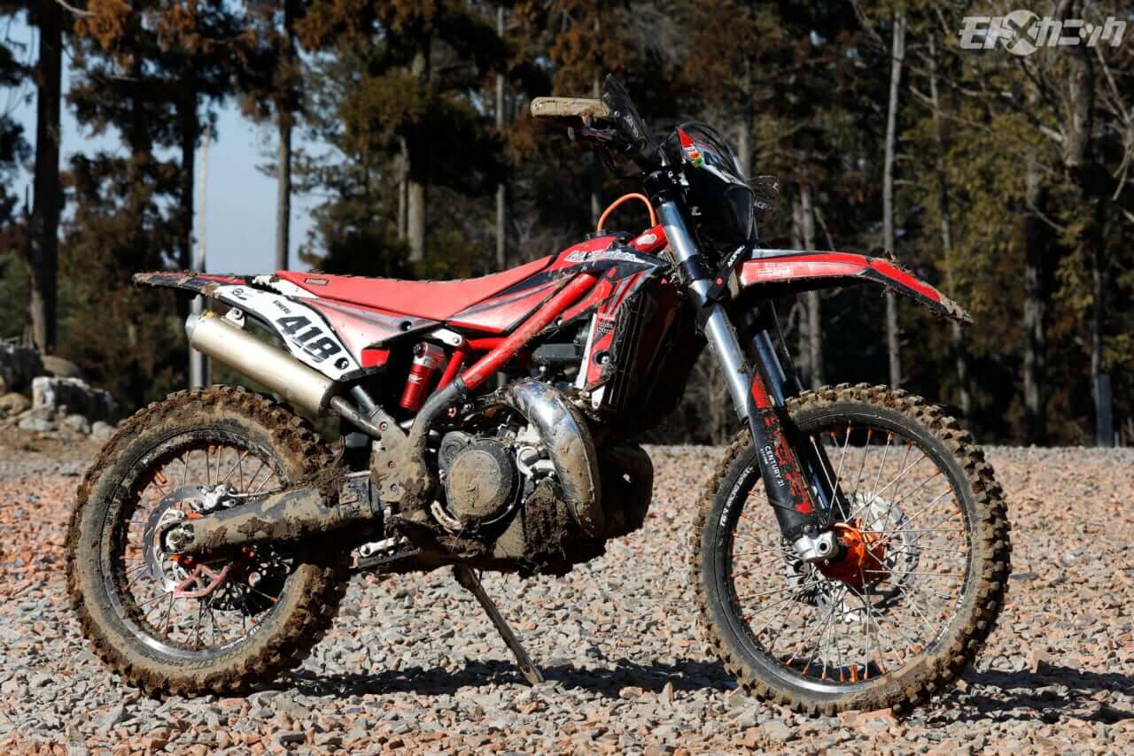 Betaクロストレイナー250｜洗車前｜[オフロード走行後におすすめクリーナー] こびりついた泥汚れがほぐれながら流れ落ち、タイヤが黒く!〈オートマジック〉