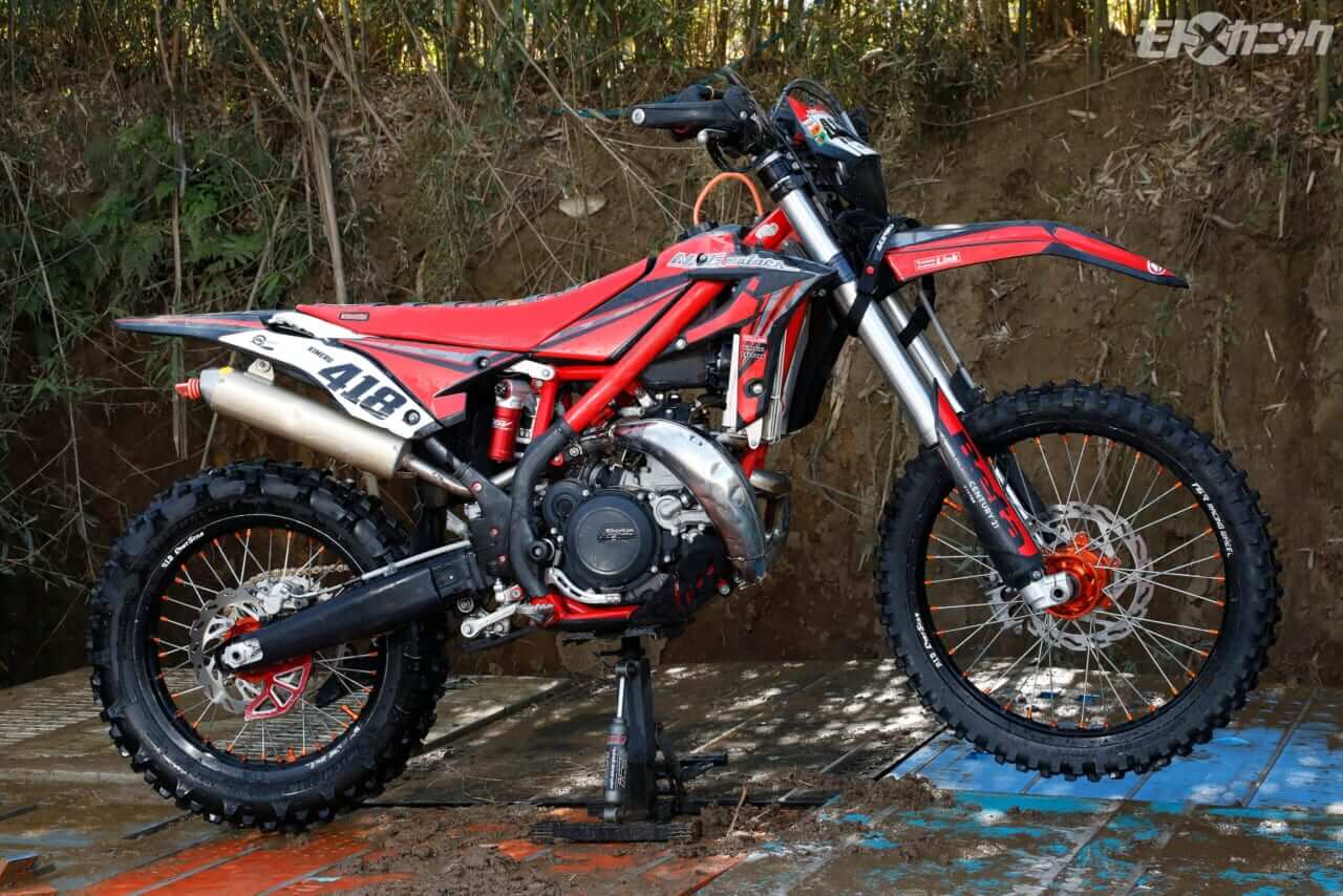 Betaクロストレイナー250｜洗車後｜[オフロード走行後におすすめクリーナー] こびりついた泥汚れがほぐれながら流れ落ち、タイヤが黒く!〈オートマジック〉