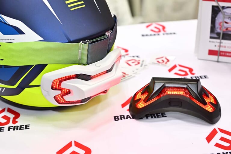 BRAKE FREE|ADELIC商事|「ヘルメットを鳴らすスピーカー?!」「後続車の追突を防ぐ!」…ヘルメット用アイテム2選【東京MCショー】