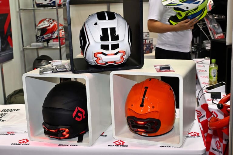 BRAKE FREE|ADELIC商事|「ヘルメットを鳴らすスピーカー?!」「後続車の追突を防ぐ!」…ヘルメット用アイテム2選【東京MCショー】