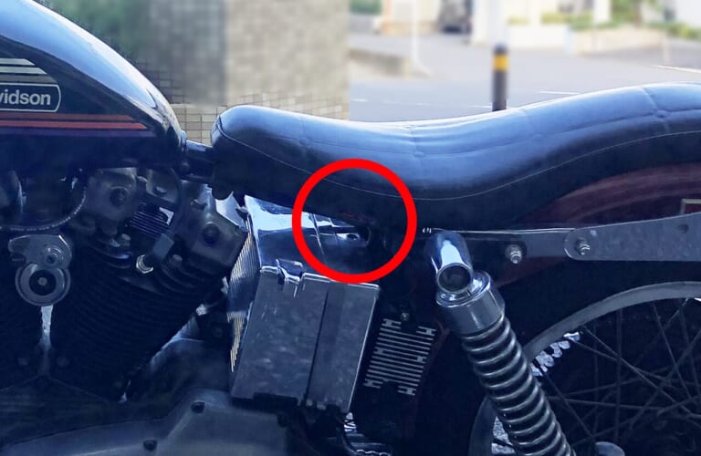 傷の跡|「シートのちょっとした破れ」にDIYで対処:張り替えずにお手軽キズ隠し! 【シート補修シールを試してみた】