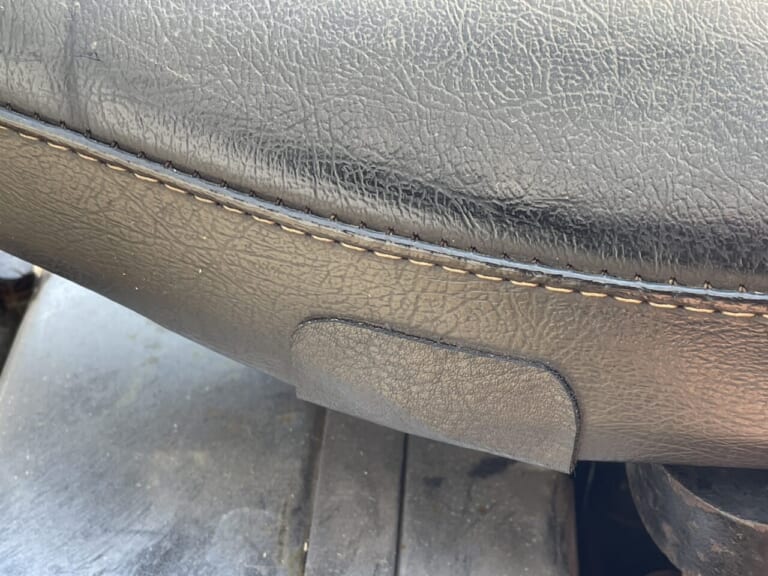 シート補修シールを補修したい箇所にしっかり貼り付ける|「シートのちょっとした破れ」にDIYで対処:張り替えずにお手軽キズ隠し! 【シート補修シールを試してみた】