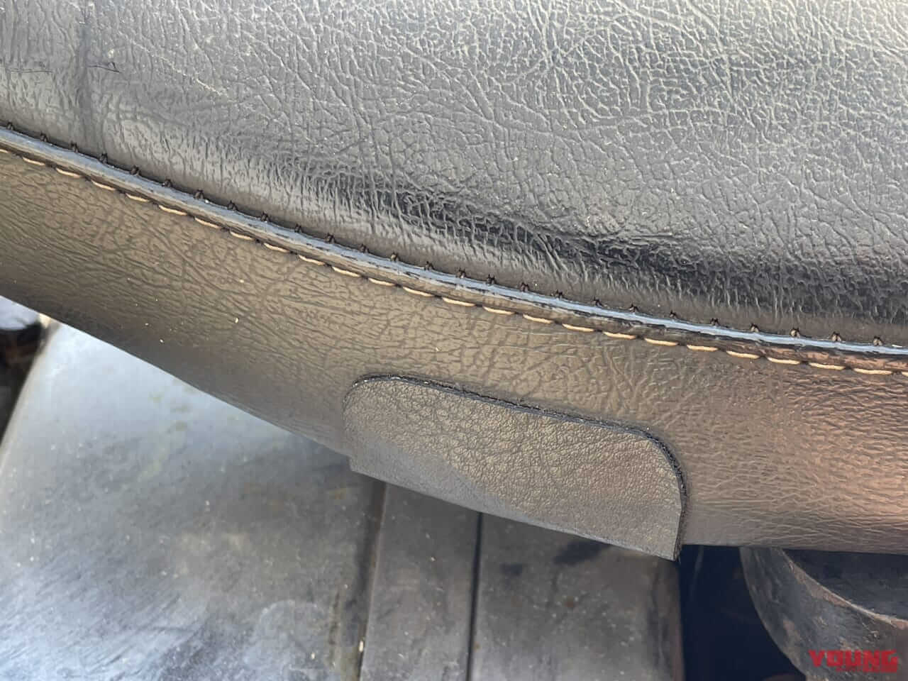 シート補修シールを補修したい箇所にしっかり貼り付ける|「シートのちょっとした破れ」にDIYで対処:張り替えずにお手軽キズ隠し! 【シート補修シールを試してみた】