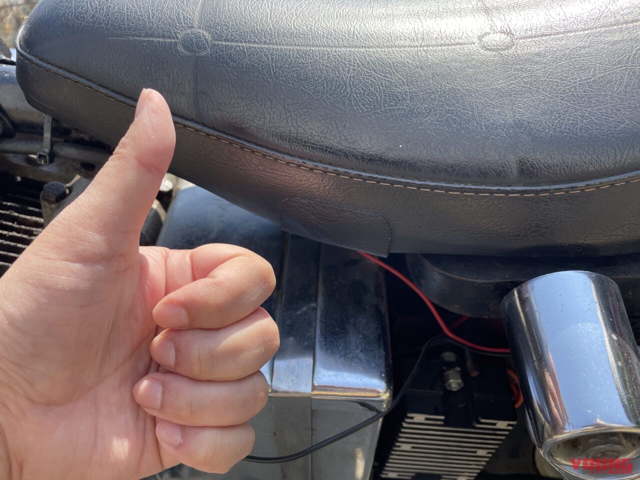 DIY補修完了! |「シートのちょっとした破れ」にDIYで対処:張り替えずにお手軽キズ隠し! 【シート補修シールを試してみた】