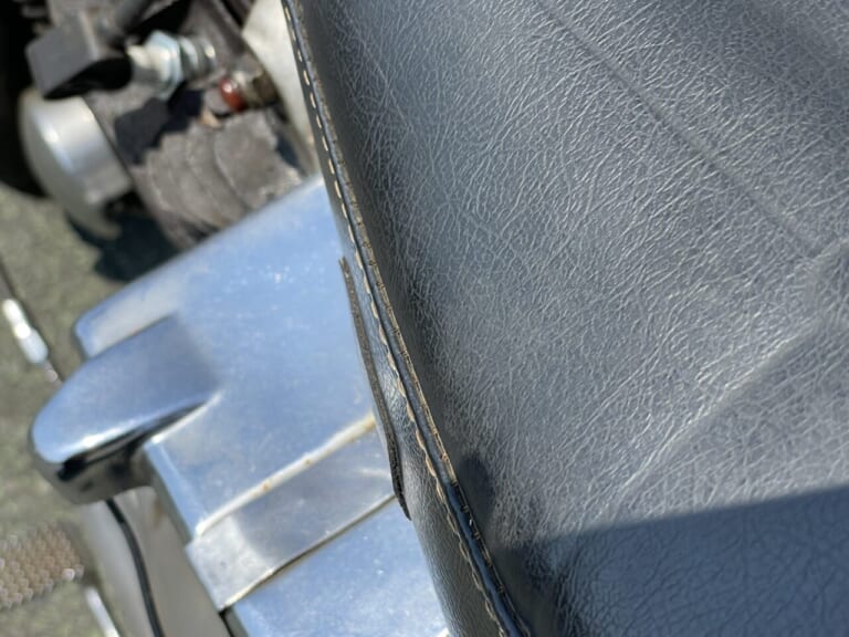 DIY補修完了! |「シートのちょっとした破れ」にDIYで対処:張り替えずにお手軽キズ隠し! 【シート補修シールを試してみた】