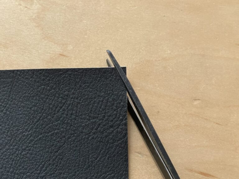 補修箇所の大きさに合わせてシールをハサミでカット|「シートのちょっとした破れ」にDIYで対処:張り替えずにお手軽キズ隠し! 【シート補修シールを試してみた】