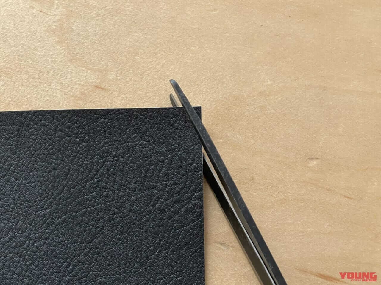 補修箇所の大きさに合わせてシールをハサミでカット|「シートのちょっとした破れ」にDIYで対処:張り替えずにお手軽キズ隠し! 【シート補修シールを試してみた】