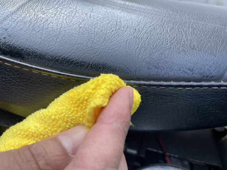 シートの補修箇所をキレイにしておく|「シートのちょっとした破れ」にDIYで対処:張り替えずにお手軽キズ隠し! 【シート補修シールを試してみた】