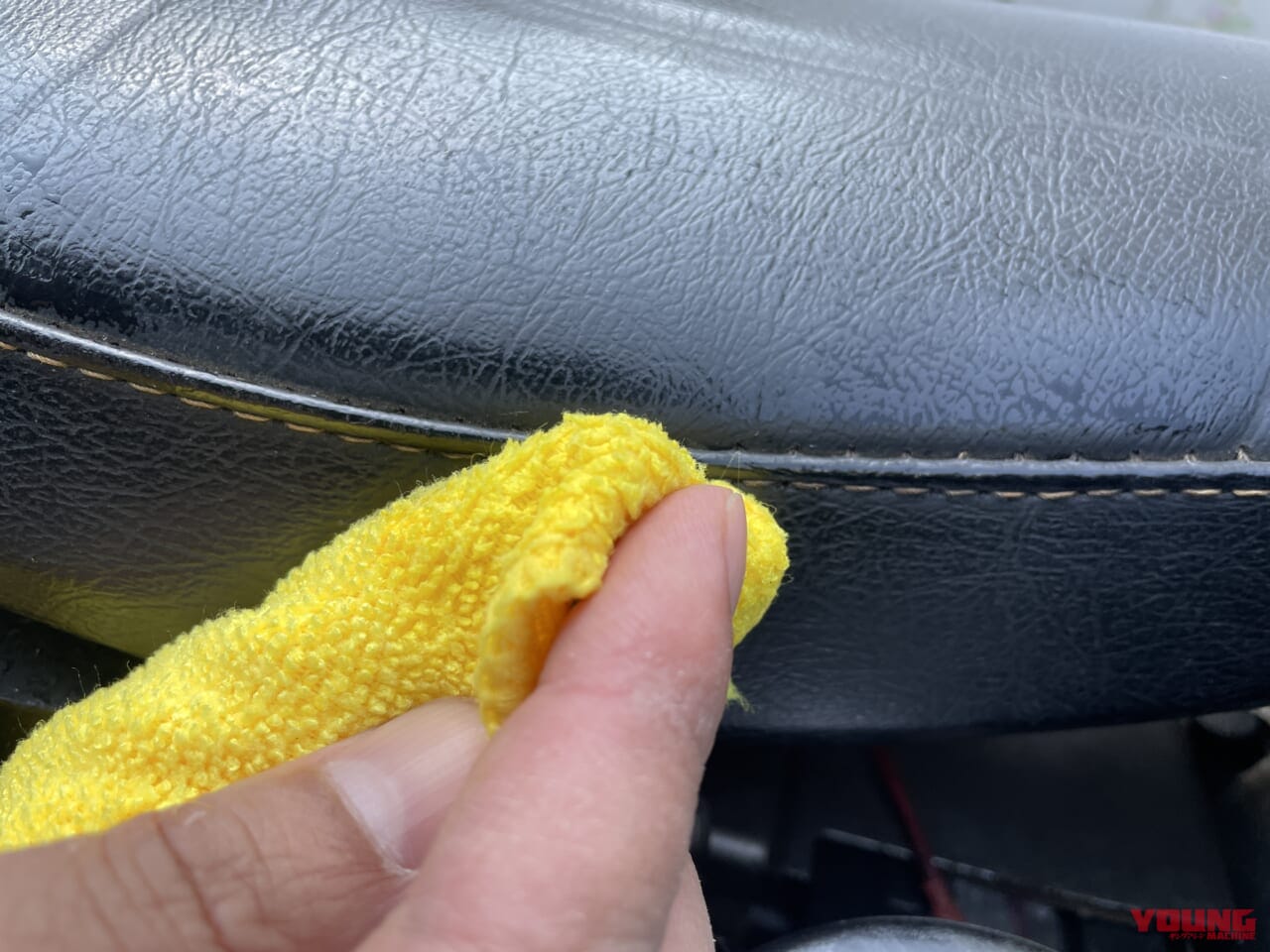 シートの補修箇所をキレイにしておく|「シートのちょっとした破れ」にDIYで対処:張り替えずにお手軽キズ隠し! 【シート補修シールを試してみた】