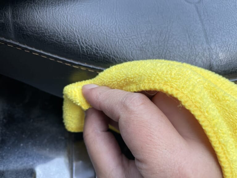 シートの補修箇所をキレイにしておく|「シートのちょっとした破れ」にDIYで対処:張り替えずにお手軽キズ隠し! 【シート補修シールを試してみた】