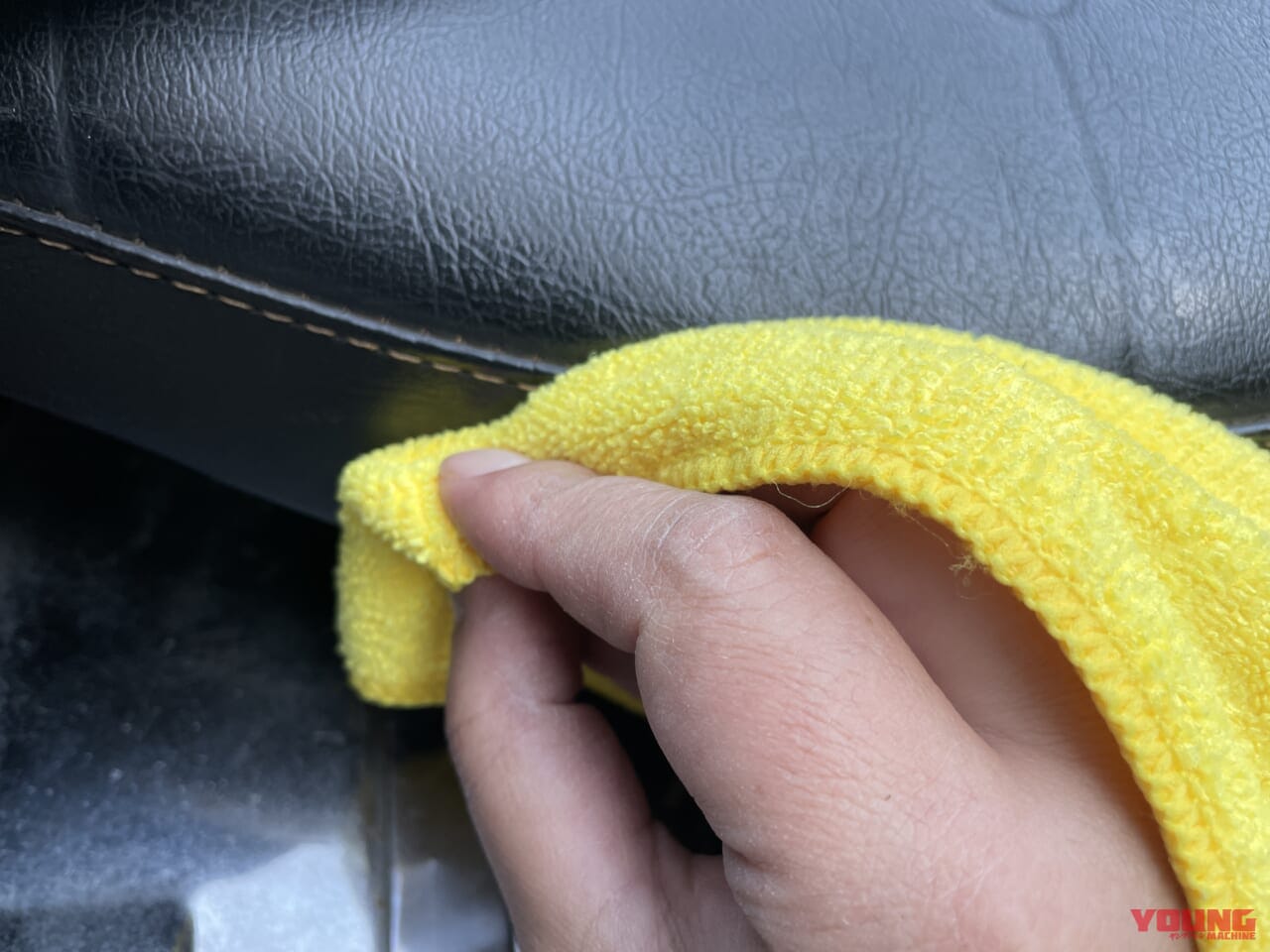 シートの補修箇所をキレイにしておく|「シートのちょっとした破れ」にDIYで対処:張り替えずにお手軽キズ隠し! 【シート補修シールを試してみた】