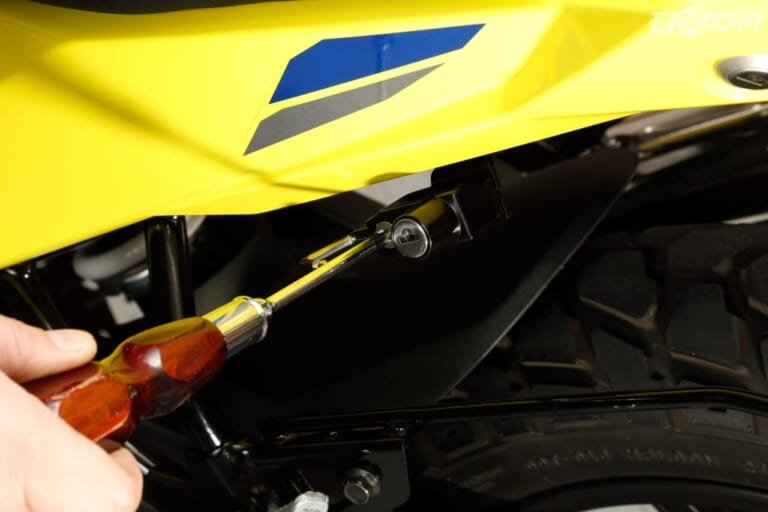 キジマ｜ヘルメットロック V-STROM250SX 2023〜用｜取り付け後