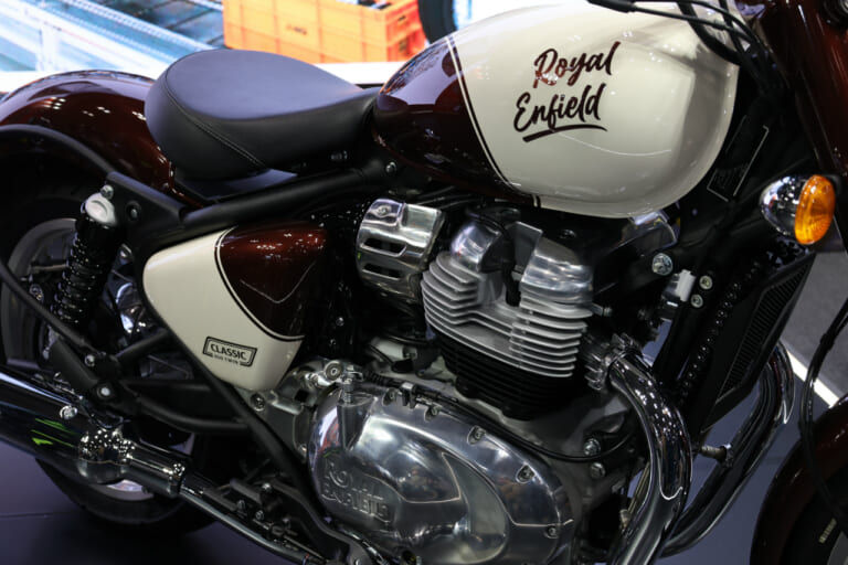 ロイヤルエンフィールド クラシック 650|ロイヤルエンフィールドのジャパンプレミア攻勢第一弾:新型クラシック650は「レトロ感と最新装備」を両立