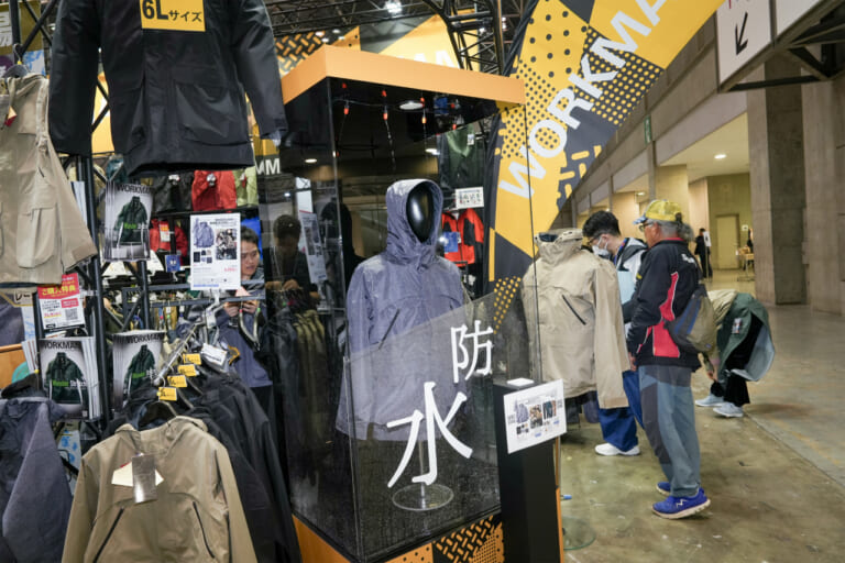 イナレムプレミアム バッグイン レインジャケット|「梅雨入り前にゲットだぜ! 」 超絶コスパのワークマン新作レインスーツ:狙いはWEB限定”6L”サイズ