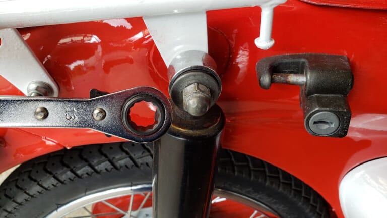 ボルトやナット締め付けでもう迷わない! 便利すぎる「ユニバーサル板ラチェット」は一本持っておくべき【バイク整備ビギナーズ】|ボルト/ナット締め付けでもう迷わない! 便利すぎる「ユニバーサル板ラチェット」は一本持っておきたい工具だ【バイク整備ビギナーズ】