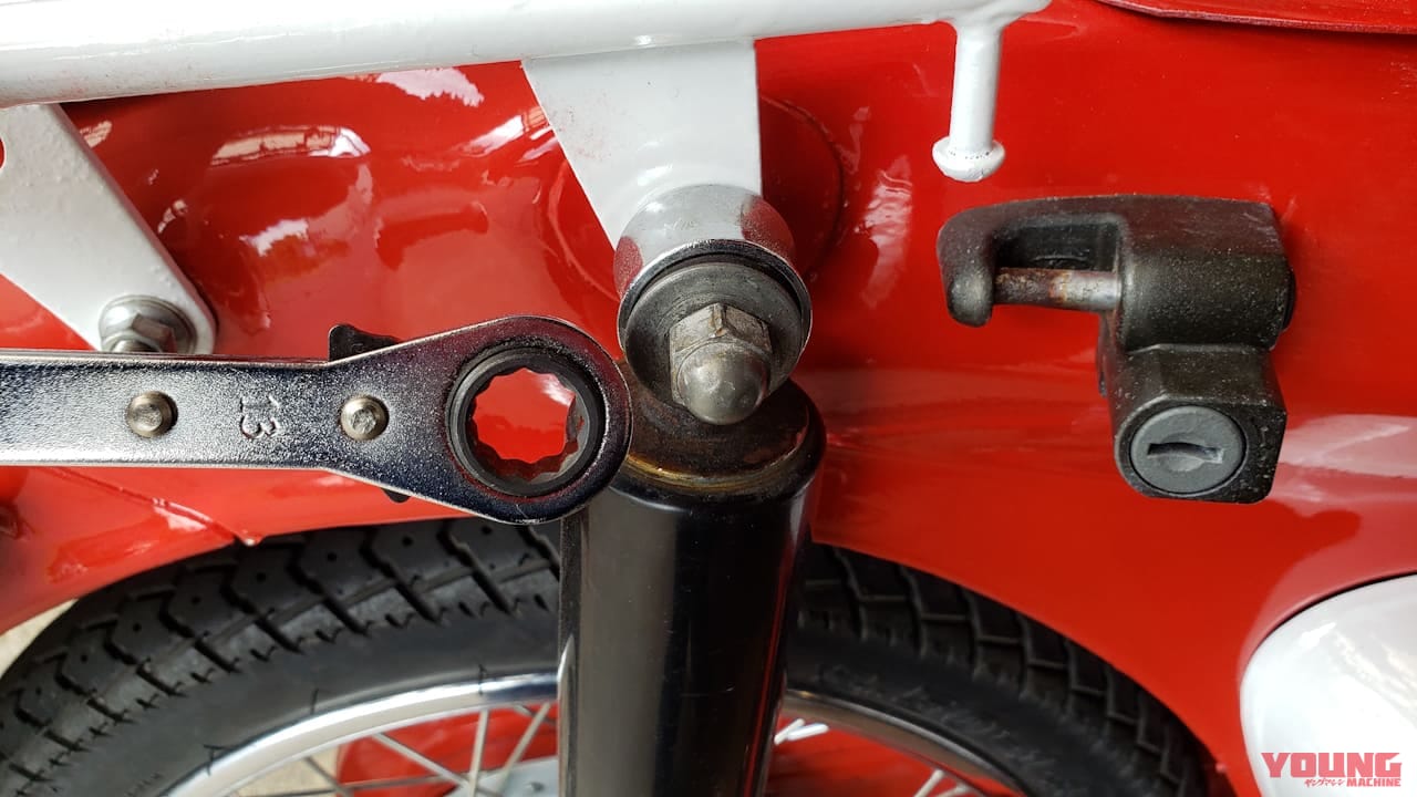 ボルトやナット締め付けでもう迷わない! 便利すぎる「ユニバーサル板ラチェット」は一本持っておくべき【バイク整備ビギナーズ】|ボルト/ナット締め付けでもう迷わない! 便利すぎる「ユニバーサル板ラチェット」は一本持っておきたい工具だ【バイク整備ビギナーズ】