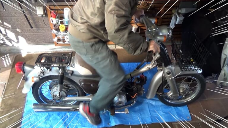 バイクの疑問を体当たり実験! スーパーカブにエンジンオイルを通常の3倍いれてみた