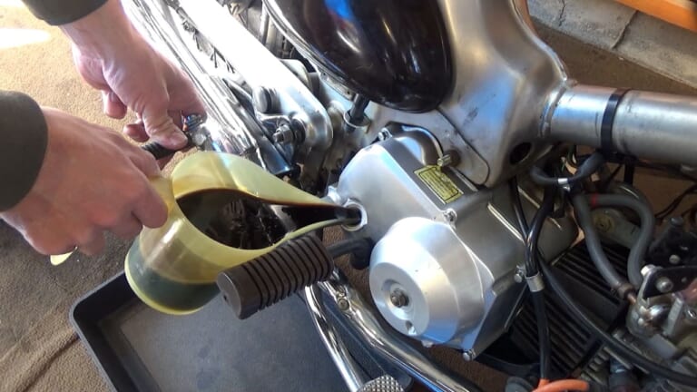 バイクの疑問を体当たり実験! スーパーカブにエンジンオイルを通常の3倍いれてみた