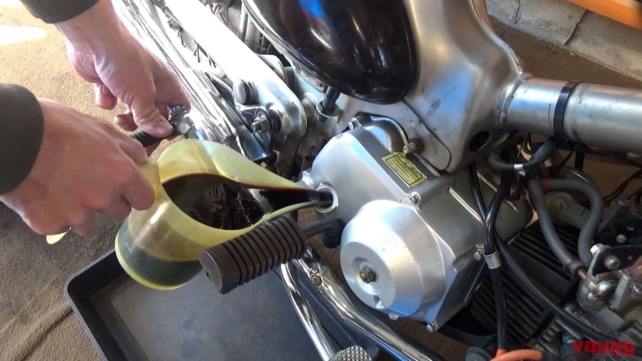 バイクの疑問を体当たり実験! スーパーカブにエンジンオイルを通常の3倍いれてみた|エンジンオイル入れすぎってホントにダメ? スーパーカブに通常の3倍いれて実験してみた【試すなキケン】