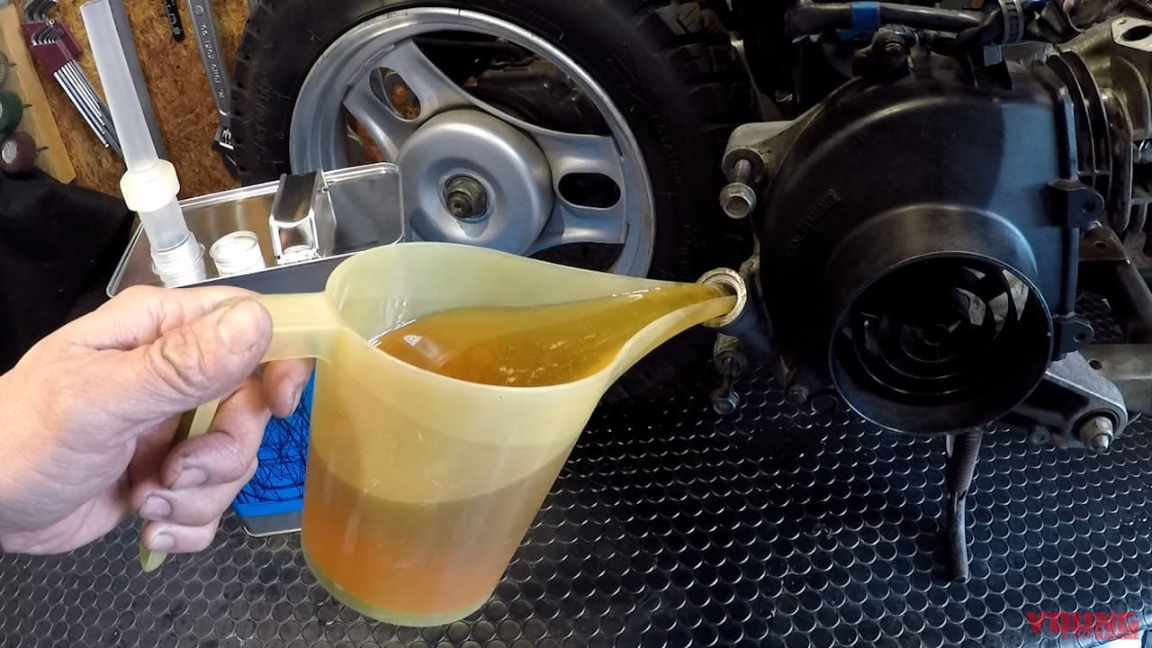 バイクの疑問を体当たり実験! スーパーカブにエンジンオイルを通常の3倍いれてみた|エンジンオイル入れすぎってホントにダメ? スーパーカブに通常の3倍いれて実験してみた【試すなキケン】