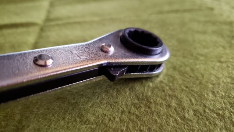 ボルトやナット締め付けでもう迷わない! 便利すぎる「ユニバーサル板ラチェット」は一本持っておくべき【バイク整備ビギナーズ】|ボルト/ナット締め付けでもう迷わない! 便利すぎる「ユニバーサル板ラチェット」は一本持っておきたい工具だ【バイク整備ビギナーズ】