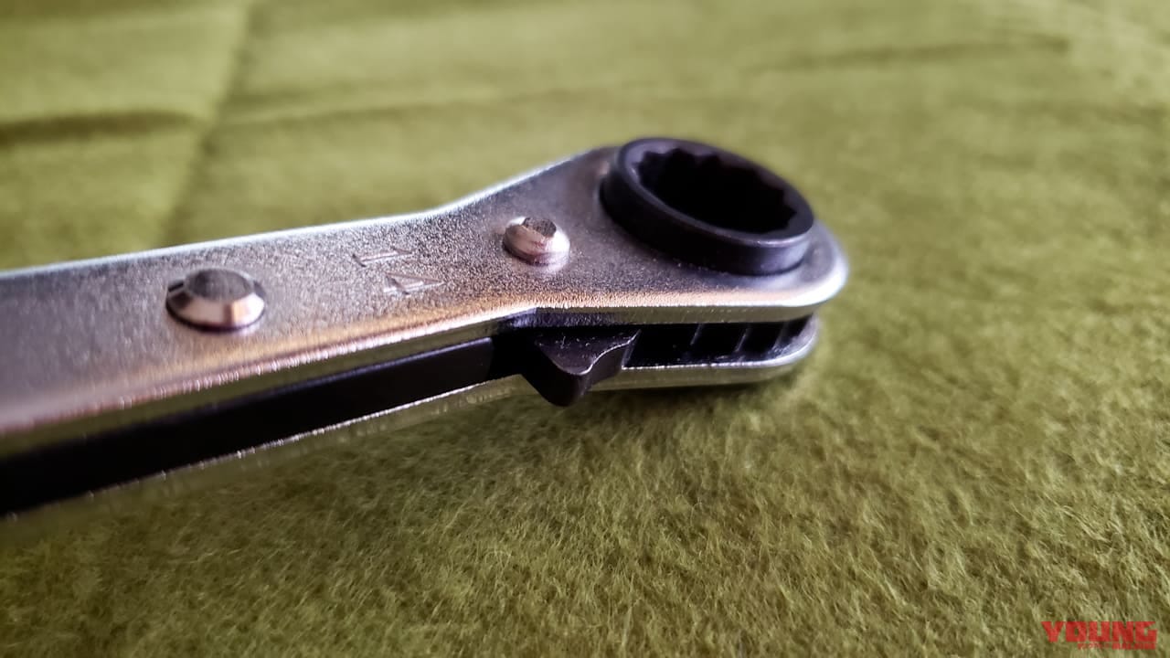 ボルトやナット締め付けでもう迷わない! 便利すぎる「ユニバーサル板ラチェット」は一本持っておくべき【バイク整備ビギナーズ】|ボルト/ナット締め付けでもう迷わない! 便利すぎる「ユニバーサル板ラチェット」は一本持っておきたい工具だ【バイク整備ビギナーズ】