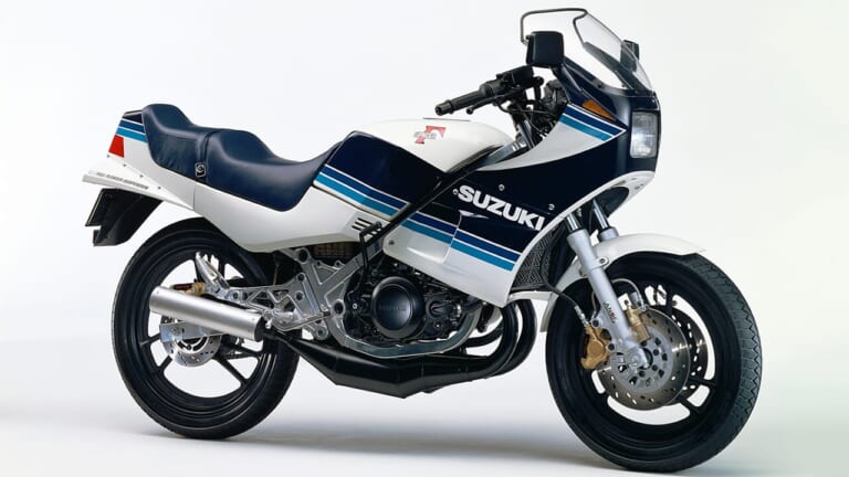 スズキ RG250Γ|「カウル&セパハンの先駆け! 」2ストレーサーレプリカの代名詞:1983スズキRG250Γ(ガンマ)【あの素晴らしい名車をもう一度】