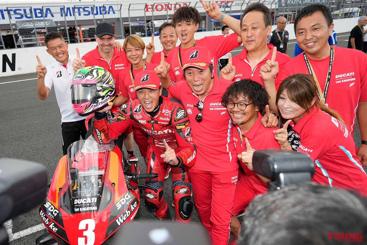 優勝を喜ぶ水野涼(DUCATI Team KAGAYAMA)と加賀山就臣|「5大メーカーのガチンコ対決」4月20日決勝の全日本選手権 Rd.1『もてぎ2&4レース』:TOP3をアプリ「なんドラ」で予想してプレゼントをGET?!