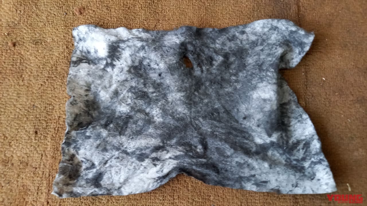 【百均アイテム検証】ゴシゴシ不要!? ダイソーの神シートクリーナーでチェーンがスルッと劇的キレイになっちゃった!!|【バイクメンテ便利アイテム】ゴシゴシ不要!? ダイソーの神シートクリーナーでチェーンがスルッと劇的キレイになっちゃった!!