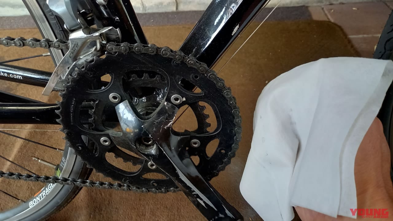 【百均アイテム検証】ゴシゴシ不要!? ダイソーの神シートクリーナーでチェーンがスルッと劇的キレイになっちゃった!!|【バイクメンテ便利アイテム】ゴシゴシ不要!? ダイソーの神シートクリーナーでチェーンがスルッと劇的キレイになっちゃった!!