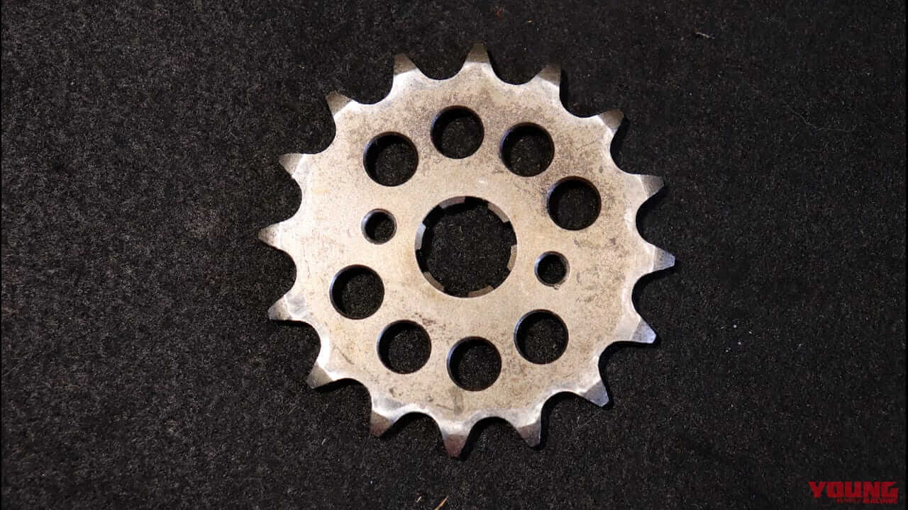 「お辞儀しはじめたらアウト」スプロケット交換のベストタイミングは"形"で判断しよう!【バイクメンテナンスのワンポイント】|「お辞儀しはじめたらアウト」スプロケット交換のベストタイミングは”形”で判断しよう!【バイクメンテナンスのワンポイント】