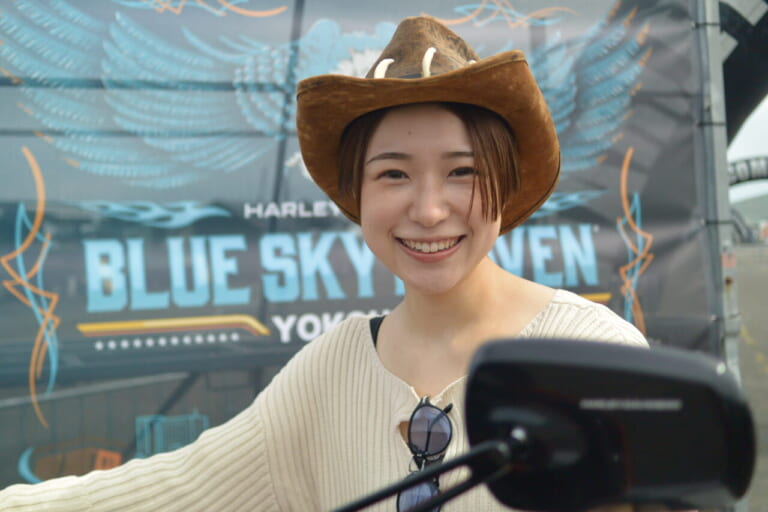 テンガロンハットでキメてくれた彼女|【ブルスカ2025】横浜に集結! 輝くハーレー女子20選|個性と魅力が爆発! 「ビビッドでパワフル」
