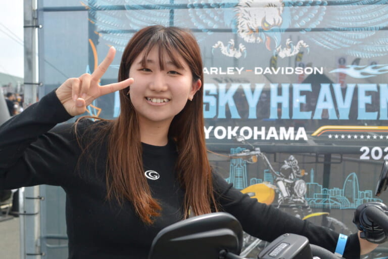 フレッシュな笑顔の彼女|【ブルスカ2025】横浜に集結! 輝くハーレー女子20選|個性と魅力が爆発! 「ビビッドでパワフル」