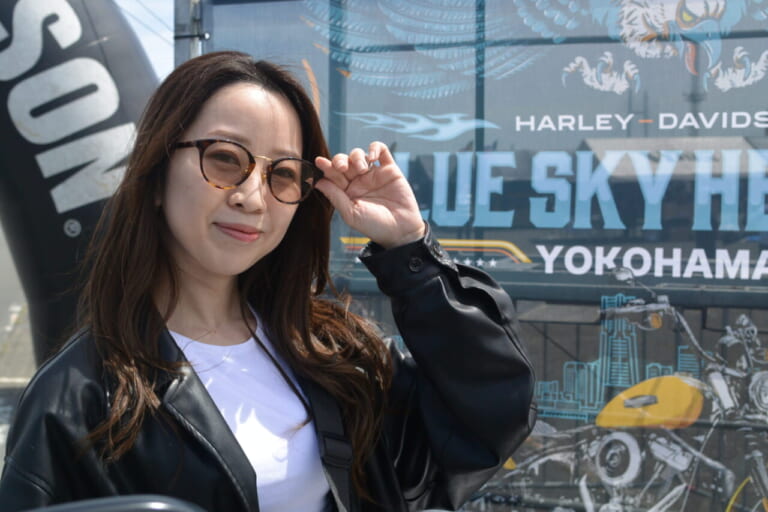 サングラスとレザージャケットのコーデ|【ブルスカ2025】横浜に集結! 輝くハーレー女子20選|個性と魅力が爆発! 「ビビッドでパワフル」