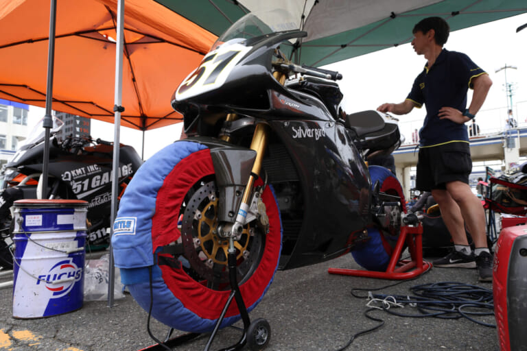 ドゥカティ996Sps|「岩城滉一率いる51ガレージの始動を追う」クラブマンロードレース第1戦に参戦【ベテラン勢の熱い挑戦とレースの舞台裏】