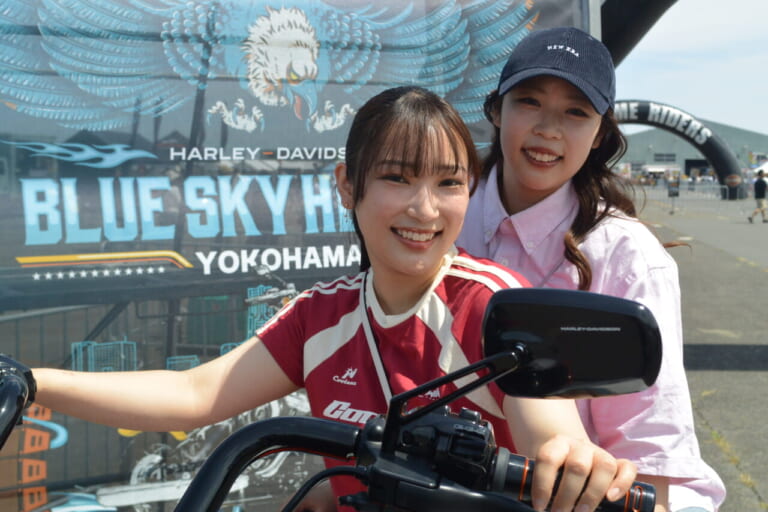 ハーレー女子同士のタンデムスタイル|【ブルスカ2025】横浜に集結! 輝くハーレー女子20選|個性と魅力が爆発! 「ビビッドでパワフル」