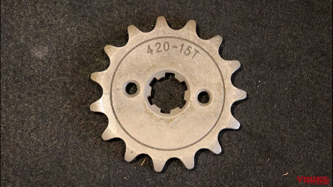 「お辞儀しはじめたらアウト」スプロケット交換のベストタイミングは"形"で判断しよう!【バイクメンテナンスのワンポイント】|「お辞儀しはじめたらアウト」スプロケット交換のベストタイミングは”形”で判断しよう!【バイクメンテナンスのワンポイント】