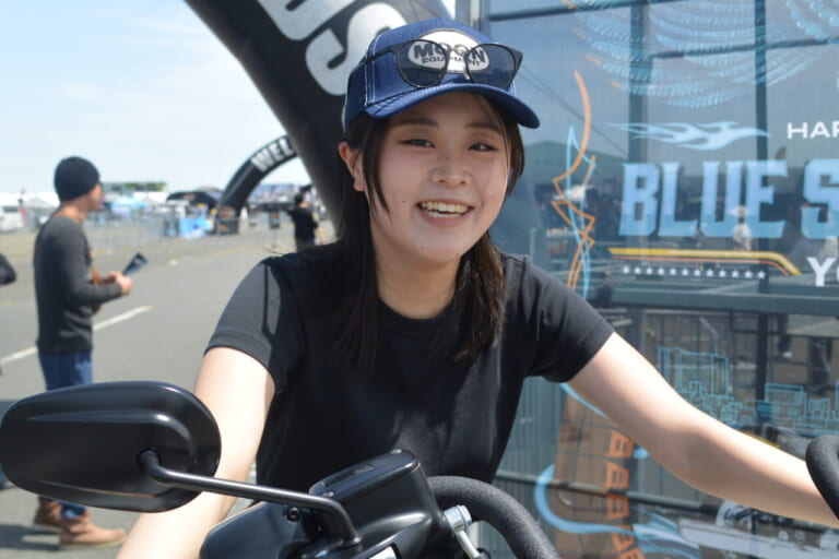 MOONのキャップ|【ブルスカ2025】横浜に集結! 輝くハーレー女子20選|個性と魅力が爆発! 「ビビッドでパワフル」