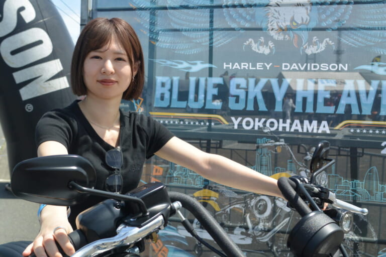 「アクセルはワイドオープン」|【ブルスカ2025】横浜に集結! 輝くハーレー女子20選|個性と魅力が爆発! 「ビビッドでパワフル」