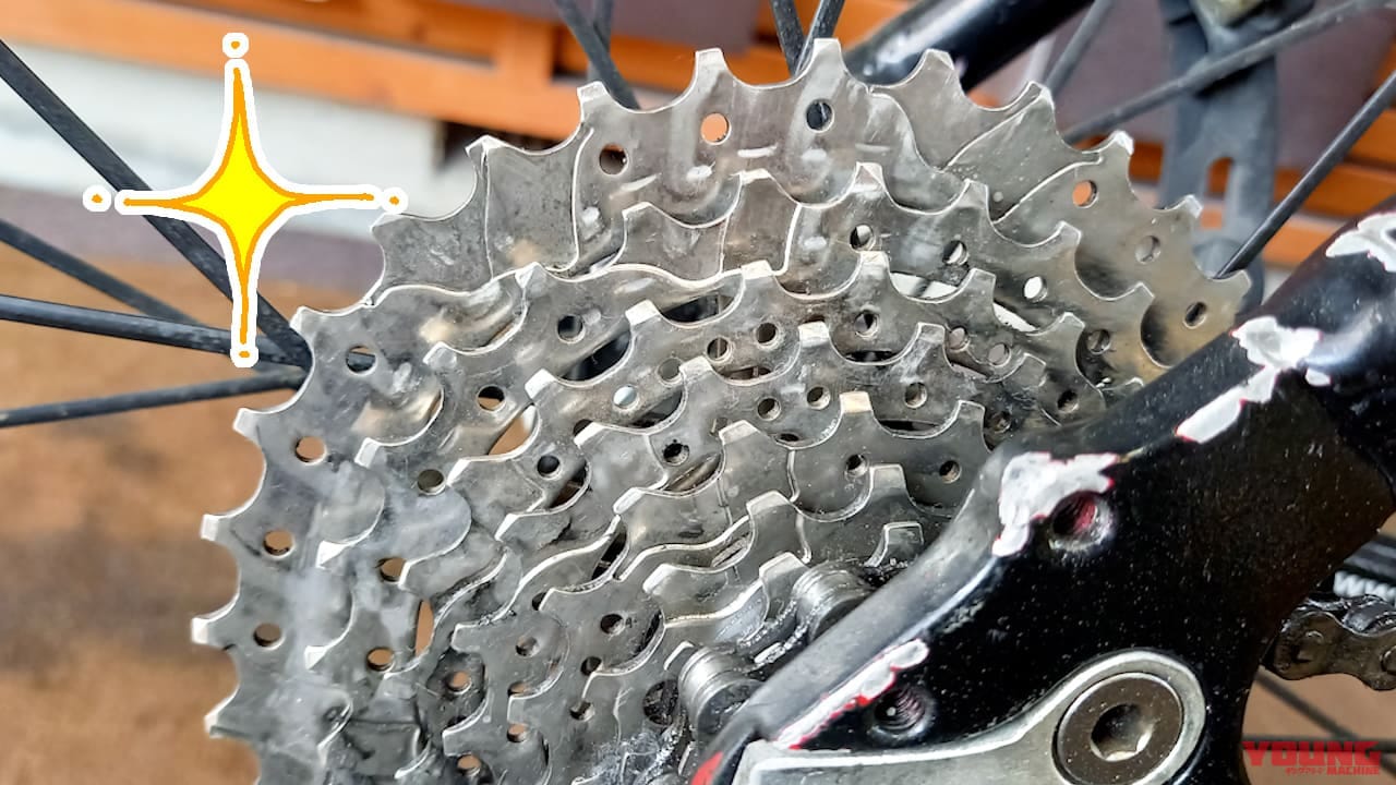 【百均アイテム検証】ゴシゴシ不要!? ダイソーの神シートクリーナーでチェーンがスルッと劇的キレイになっちゃった!!|【バイクメンテ便利アイテム】ゴシゴシ不要!? ダイソーの神シートクリーナーでチェーンがスルッと劇的キレイになっちゃった!!