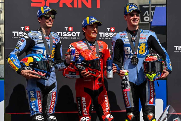 2025年フランスGPのスプリントレース表彰台|【MotoGP】SNSで話題沸騰! グレシーニのパロディ投稿がファンを掴む理由:ロック名盤&映画ポスター「絶好調グレシーニレーシング的三面記事」